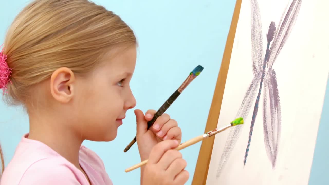 улыбающаяся девушка с двумя кистями