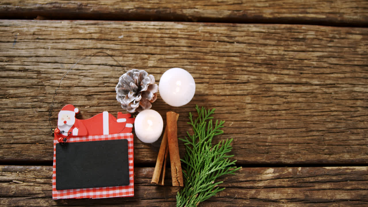 decoraciones de navidad y vela encendida en una mesa de madera 4k