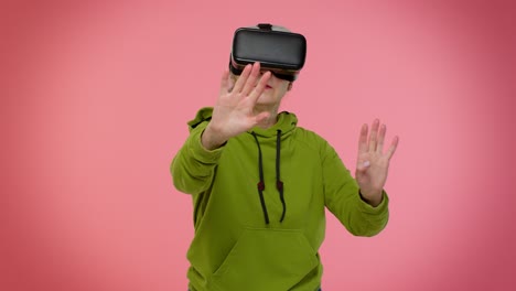 Ältere-Frau-Verwendet-Virtual-Reality-VR-App-Headset-Helm,-Um-Simulations-3D-Videospiel-Zu-Spielen,-Zeichnung