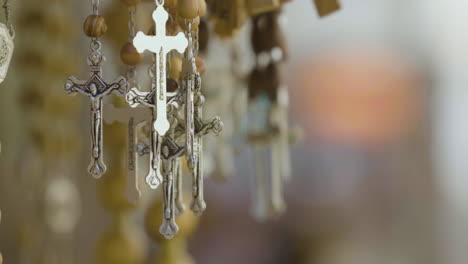 crucifijos en el mercado de jerusalén