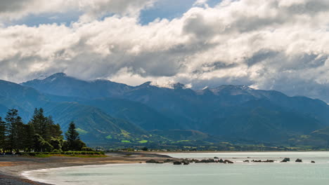 mirando desde kaikoura, nueva zelanda a lo largo de la playa a las montañas - lapso de tiempo