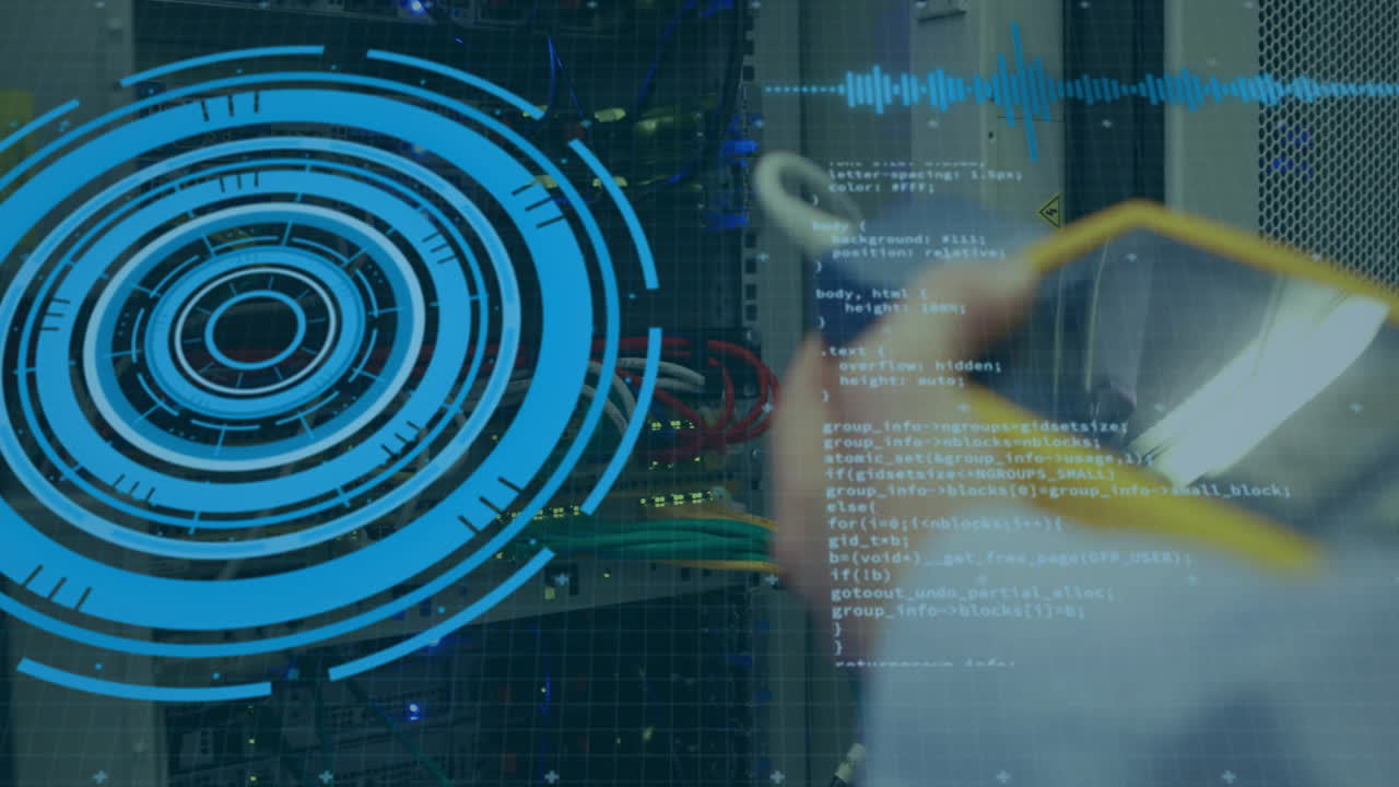 animación circular de procesamiento de datos sobre persona que trabaja con cables de red y código