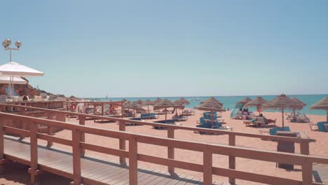 Reihen-Von-Sonnenliegen-Am-Strand-Von-Albufeira,-Portugal