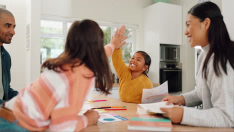 familia, alto cinco y la educación con un creativo