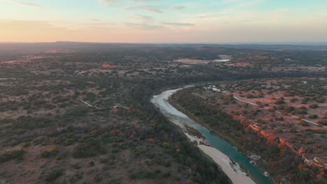 Idyllische-Landschaft-Von-Feldern-Und-Llano-Fluss-In-Texas-Bei-Sonnenuntergang---Luftdrohnenaufnahme