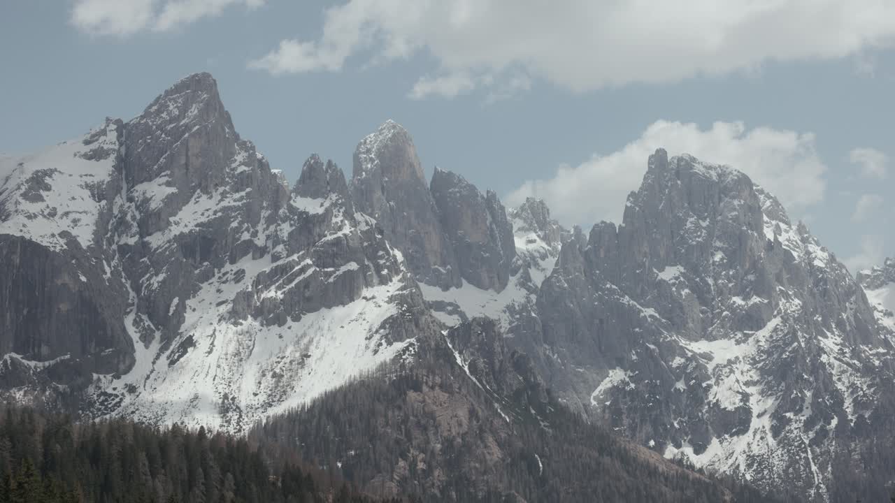 nubes y picos escarpados de las montañas dolomitas en el noreste de italia