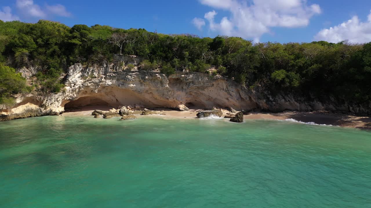 Grotte marine su una spiaggia deserta nel Mar dei Caraibi idilliaco