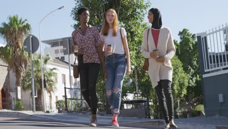 jóvenes amigas adultas saliendo juntas