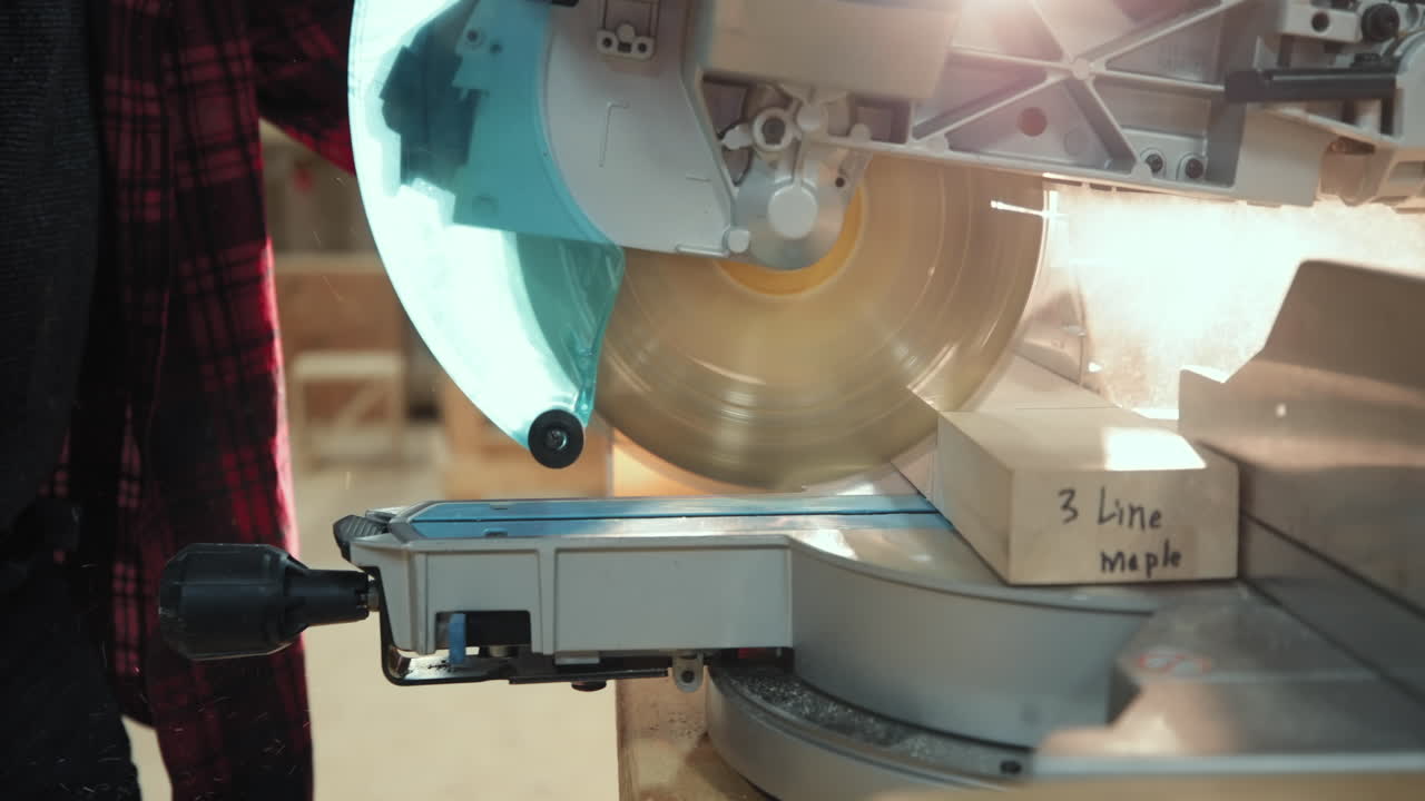 목수 가 나무 가게 에서 일 하는 목수