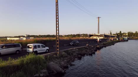 el tráfico en el puente de pontones.