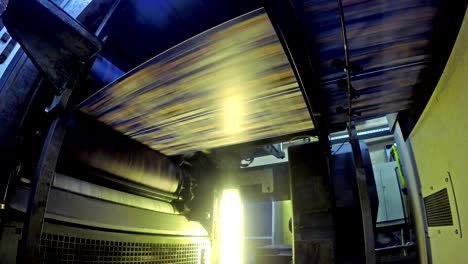 prensa de impresión máquina de tipografía en el trabajo. uhd stock video bucle