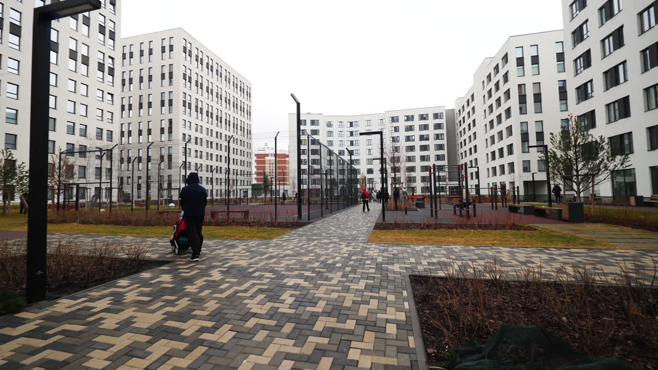 Gårdsplass i moderne leilighetskompleks om vinteren