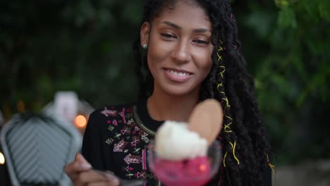 mujer afro latina comiendo helado en un restaurante