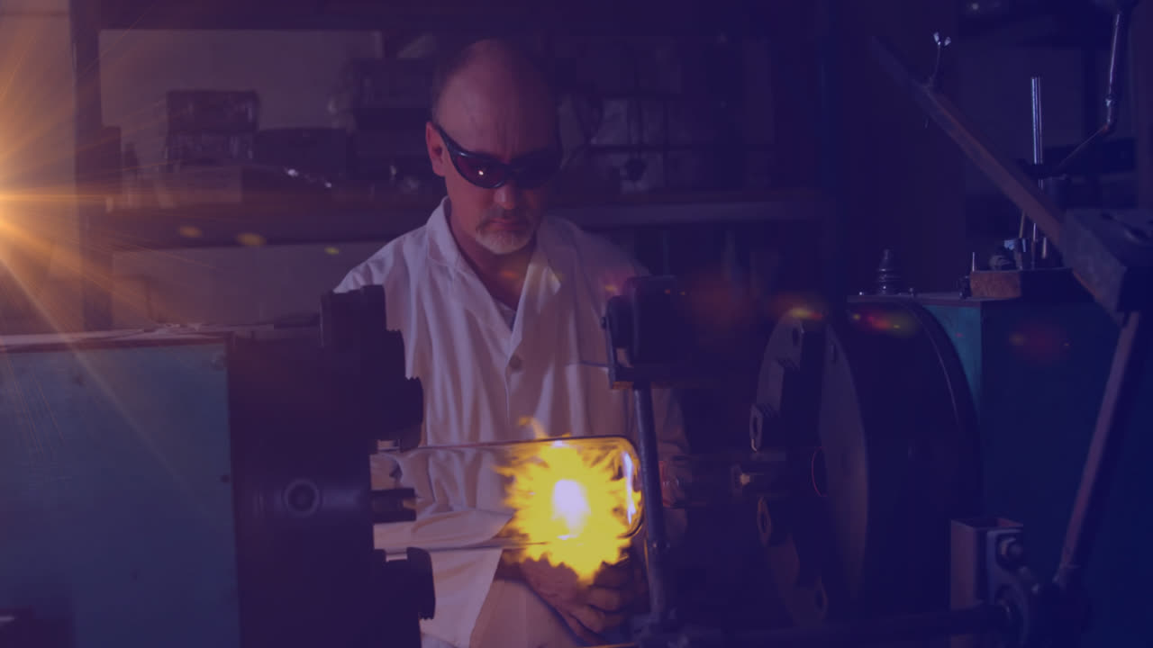 animación de luz brillante sobre el hombre caucásico que trabaja en el taller
