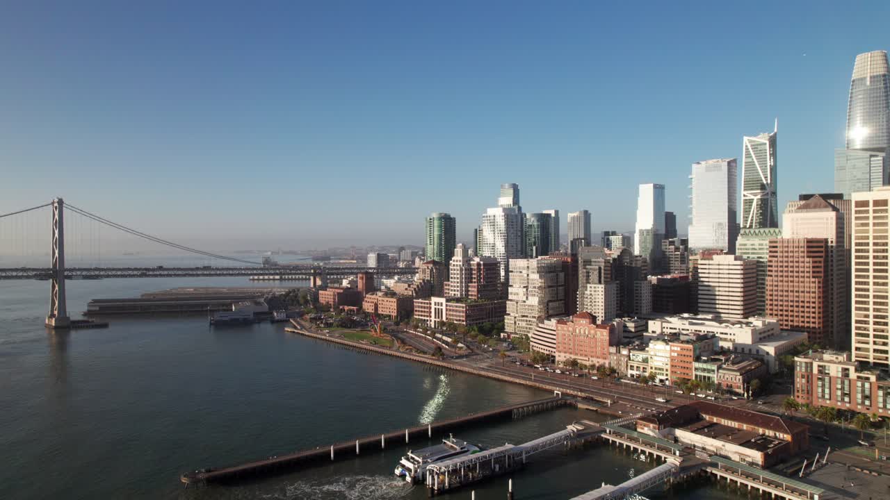vista aérea del centro de san francisco con el puente de la bahía de san francisco-oakland, disparo de drone en 4k