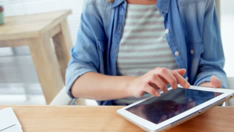 Geschäftsfrau-Nutzt-Digitales-Tablet-An-Ihrem-Schreibtisch
