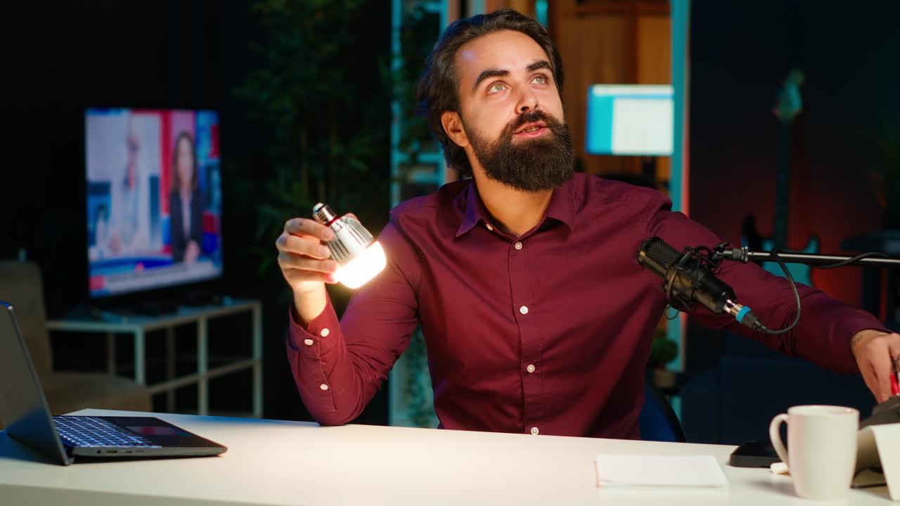 Tech-guru i et svagt oplyst lejlighedsstudio filmer en smart pære-anmeldelse