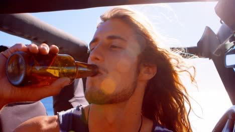 man drinkt bier op het strand 4k