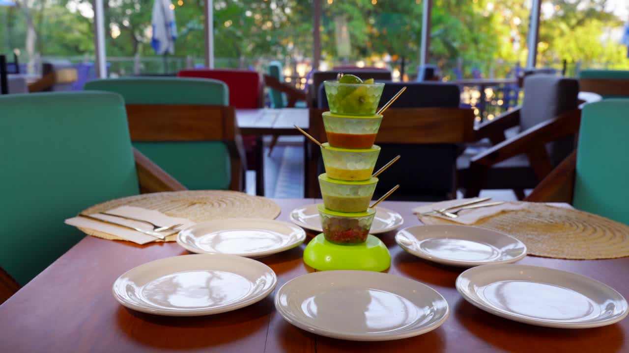 클라이언트 슬라이더 샷을 위해 준비된 요리가 있는 빈 라틴 레스토랑