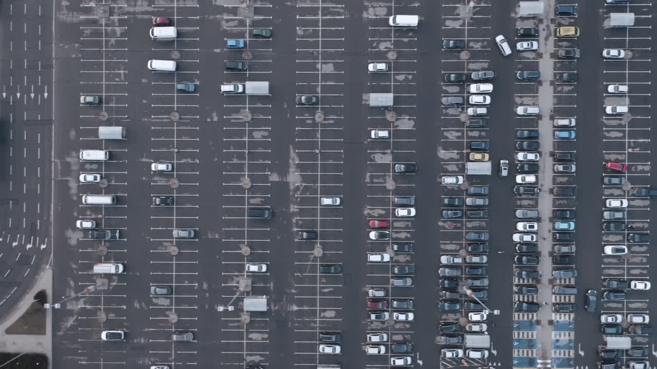 항공: 격리 기간 동안 비어 있는 주차장 절반 이상을 빠르게 비행