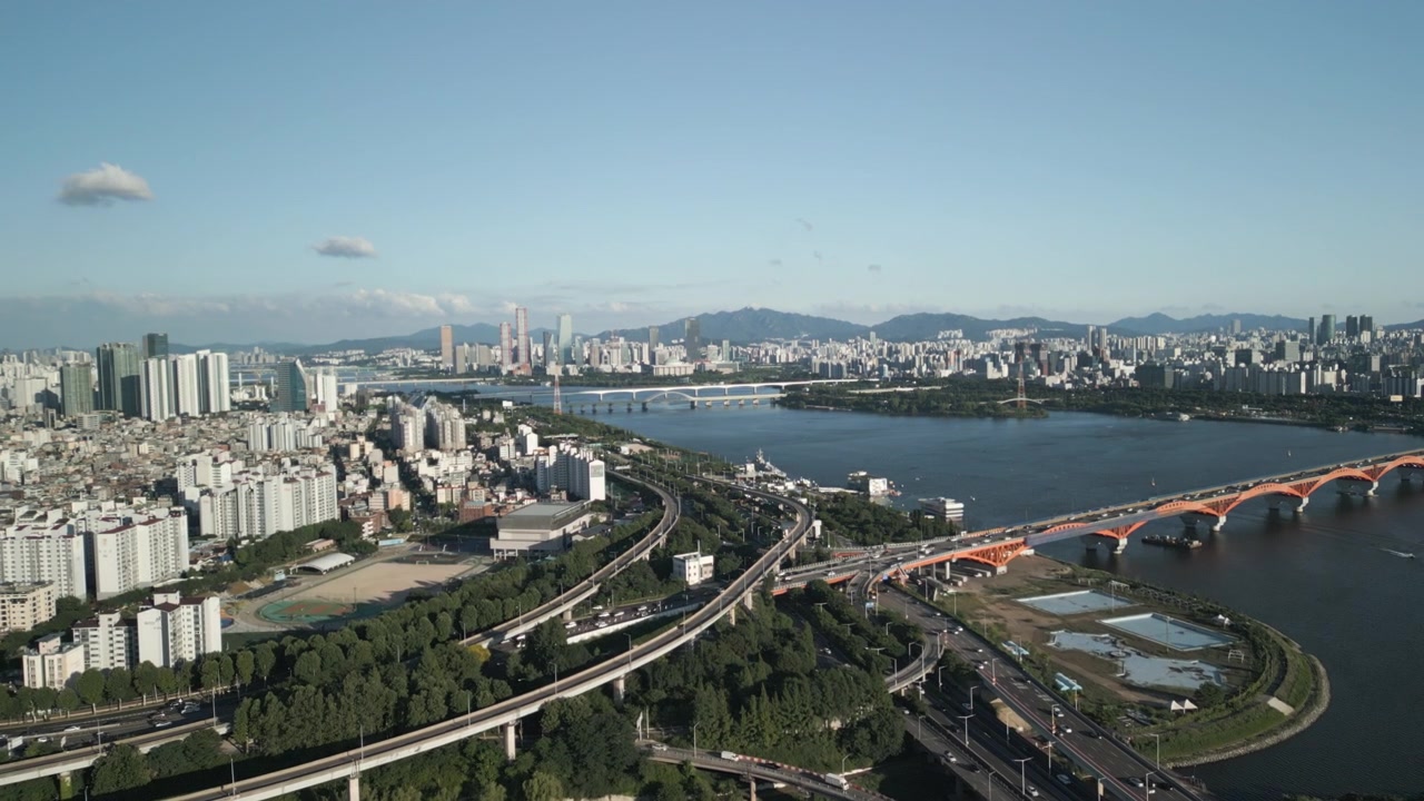 Drone 4K del fiume Hangang, del ponte Seongsan, della superstrada Gangbyeon e dell'area di Sangam vicino allo Stadio della Coppa del Mondo di Seul