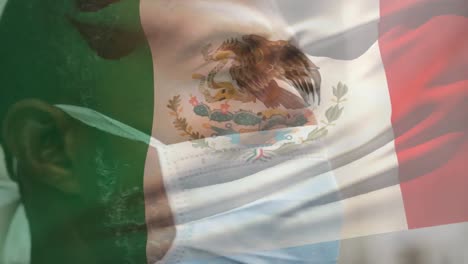 animación de la bandera de méxico ondeando sobre un hombre afroamericano con máscara facial en la calle de la ciudad