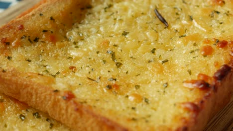 pan de ajo en un plato en la mesa ,