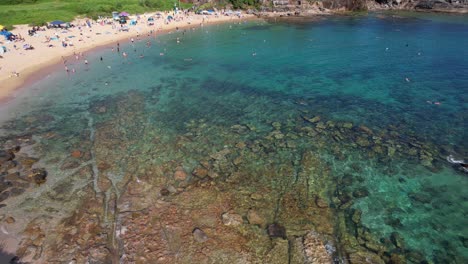 turistas en la playa de little bay con aguas claras de color turquesa en sídney, nueva gales del sur, australia - fotografía aérea