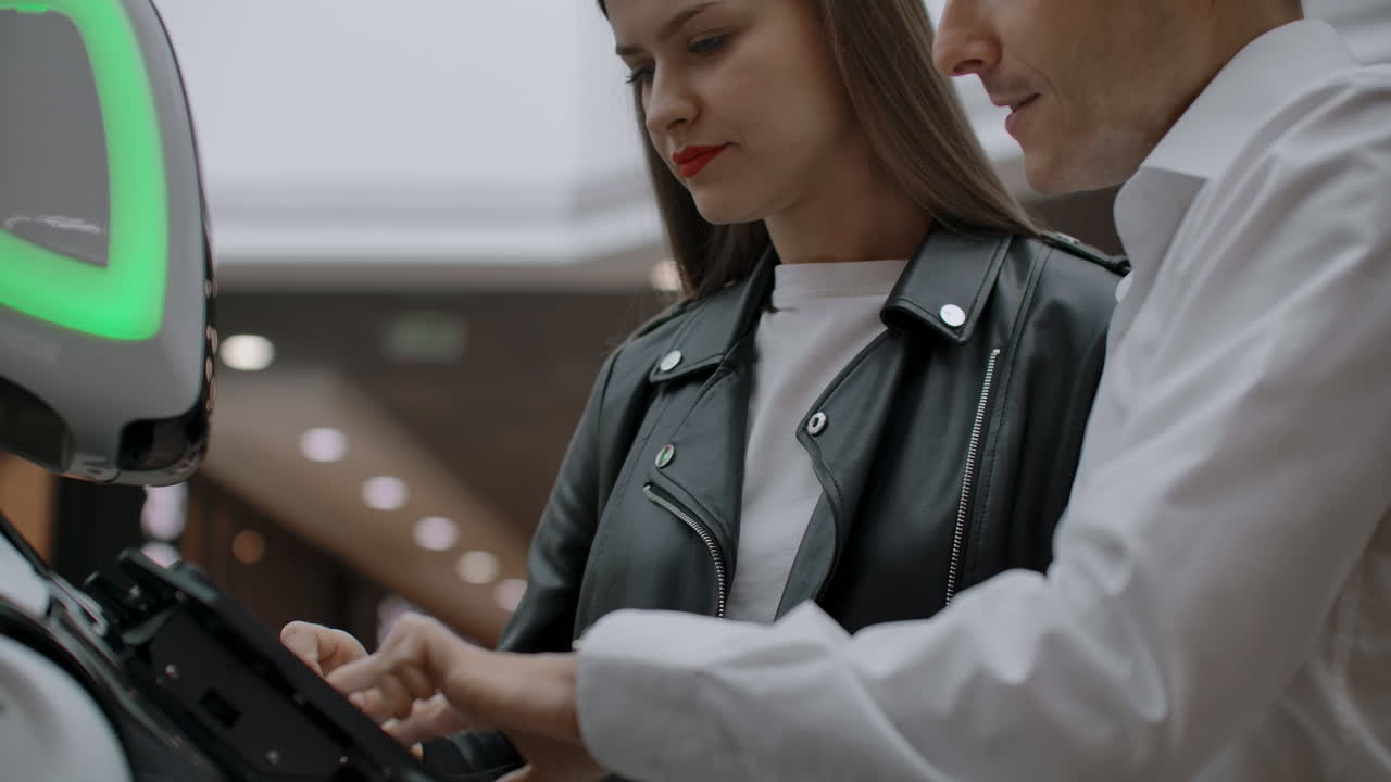 이 부부는 정보 화면을 가진 로 어시스턴트와 통신하며, 로과 연락하고 도움 시스템과 상호 작용합니다.