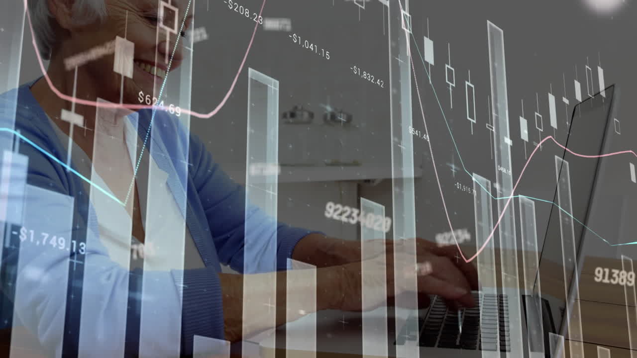 una mujer madura está trabajando en una computadora portátil en casa, representando conceptos comerciales y financieros globales.