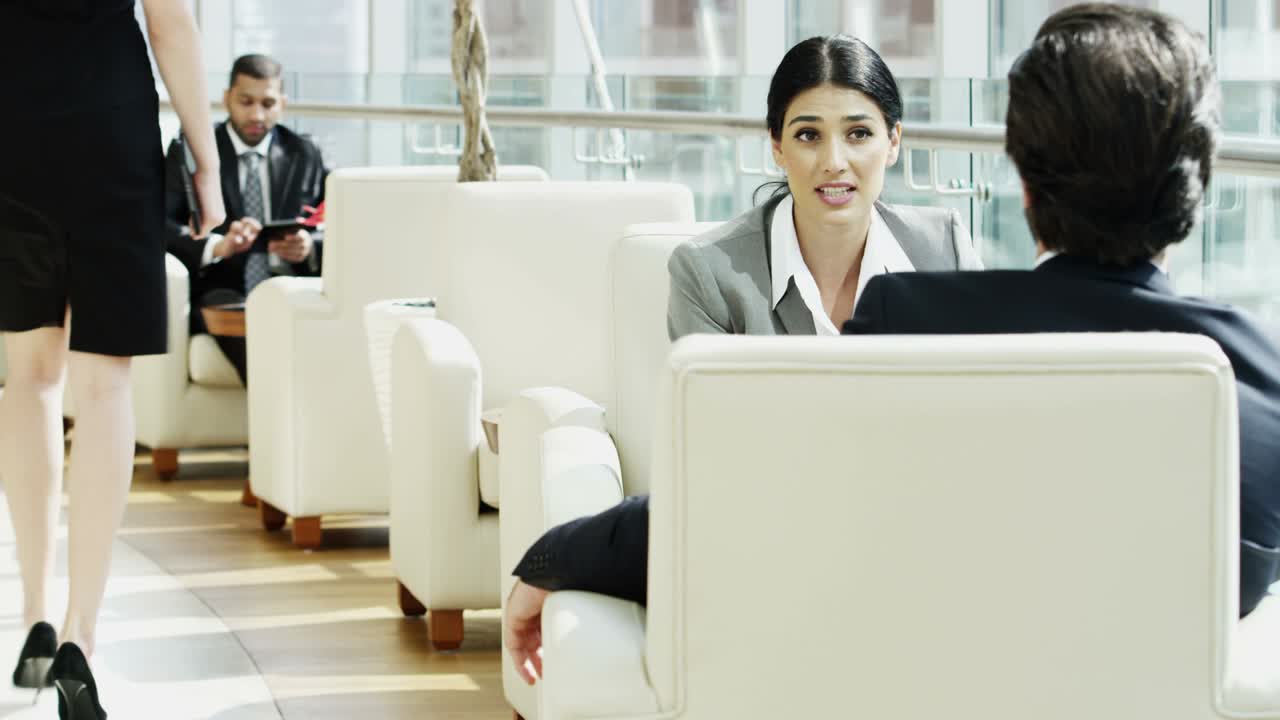 中東と西洋のビジネス・エグゼクティブが集まる