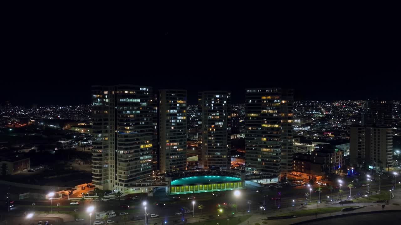 칠레 이키케에 있는 전용 수영장이 있는 4개의 대형 고층 빌딩의 공중 회전 샷