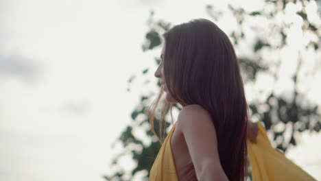 mujer con un vestido amarillo al aire libre