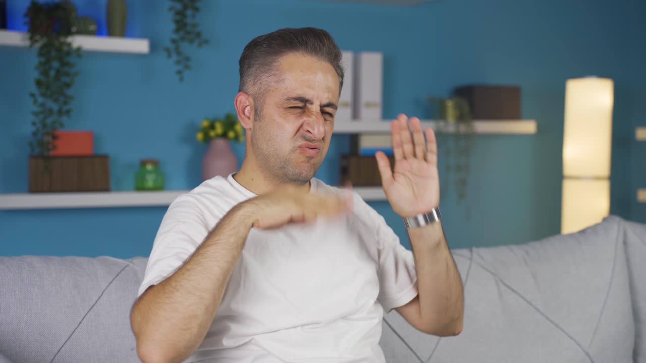 el hombre sudoroso huele mal y ofensivo.