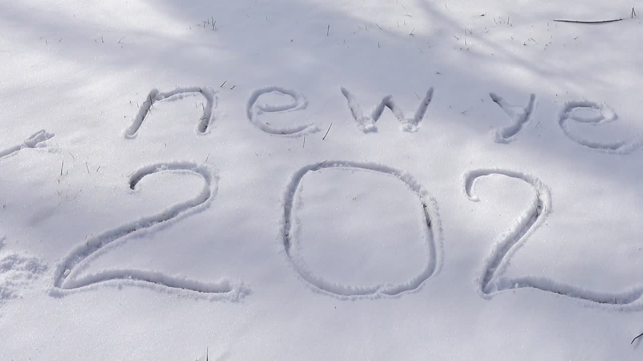Scritta 'nuovo anno' sulla neve. Riprese in inverno