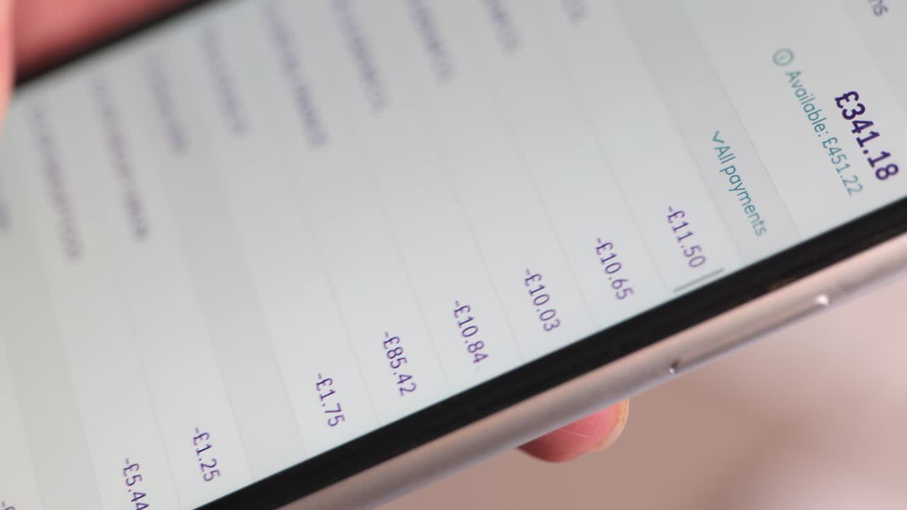 desplazamiento a través de las transacciones bancarias en línea en un teléfono inteligente