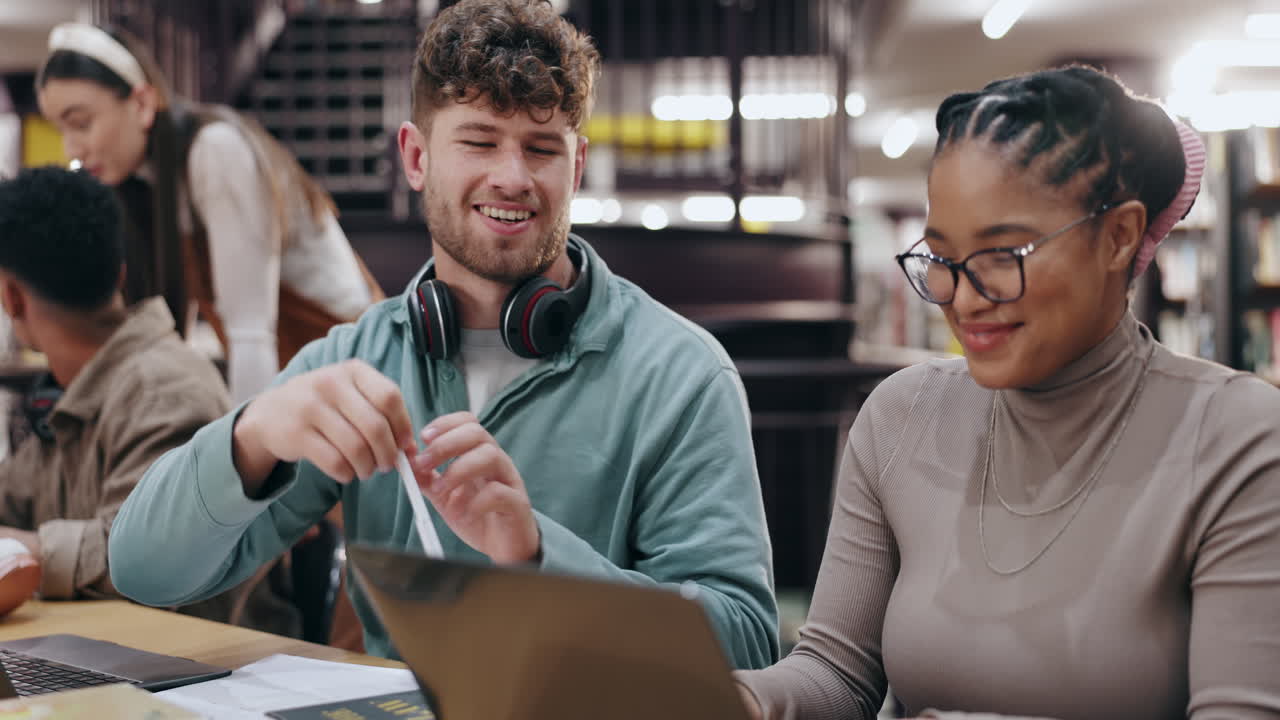 estudiantes que colaboran en una biblioteca