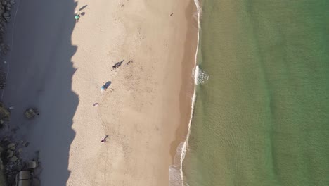 Vogelperspektive-Auf-Das-Kristallklare-Wasser-Am-Strand-Von-Salema-Während-Der-Goldenen-Stunde