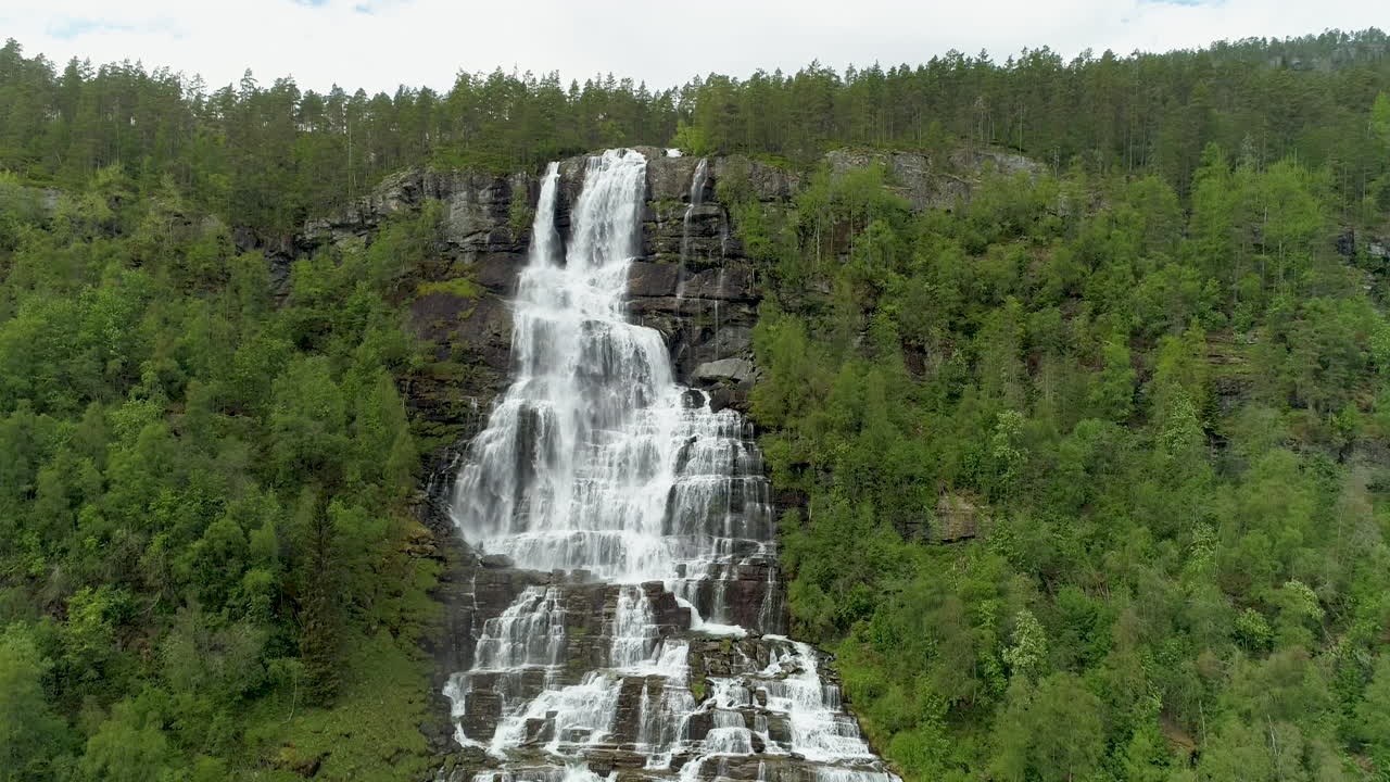 Droneopptak av foss på Vestlandet i Norge