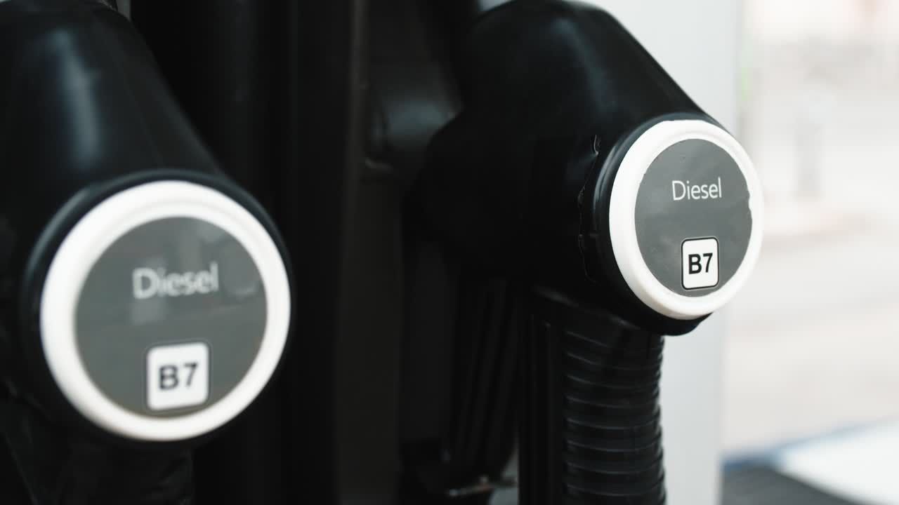 주유소에서 디젤 및 휘발유 프