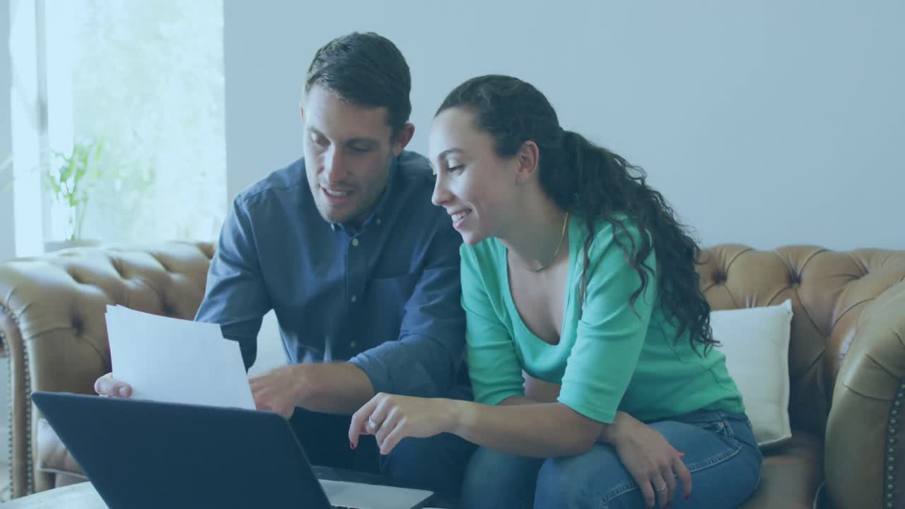 animación del texto boom sobre una pareja caucásica usando una computadora portátil