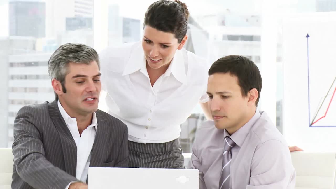 Equipo empresarial exitoso trabajando en un ordenador