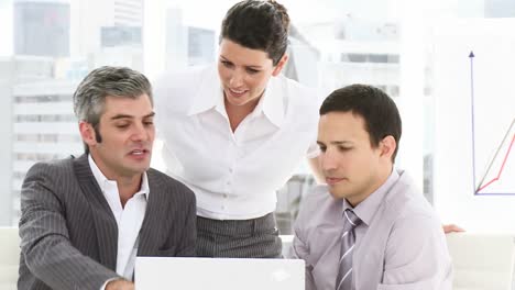 equipo de negocios exitoso trabajando en una computadora