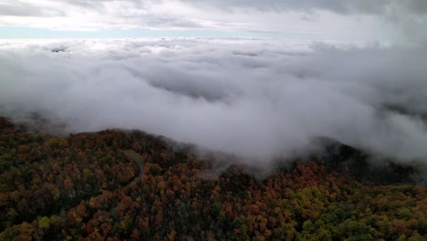 luftaufnahme aus wolken und nebel in der nähe von boone and blowing rock, north carolina, north carolina