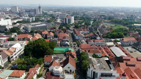 Cúpula-De-La-Iglesia-Y-Paisaje-Urbano-De-Semarang,-Vista-Aérea-De-Drones