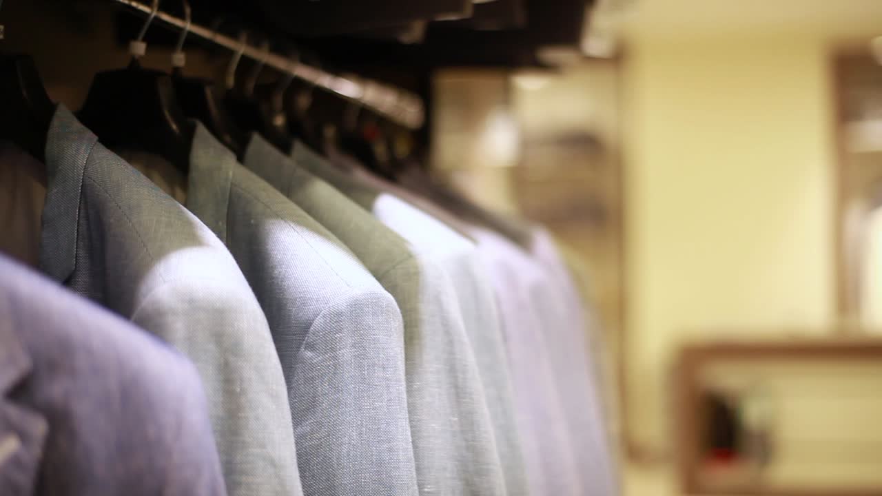 쇼핑 남자 파란 옷