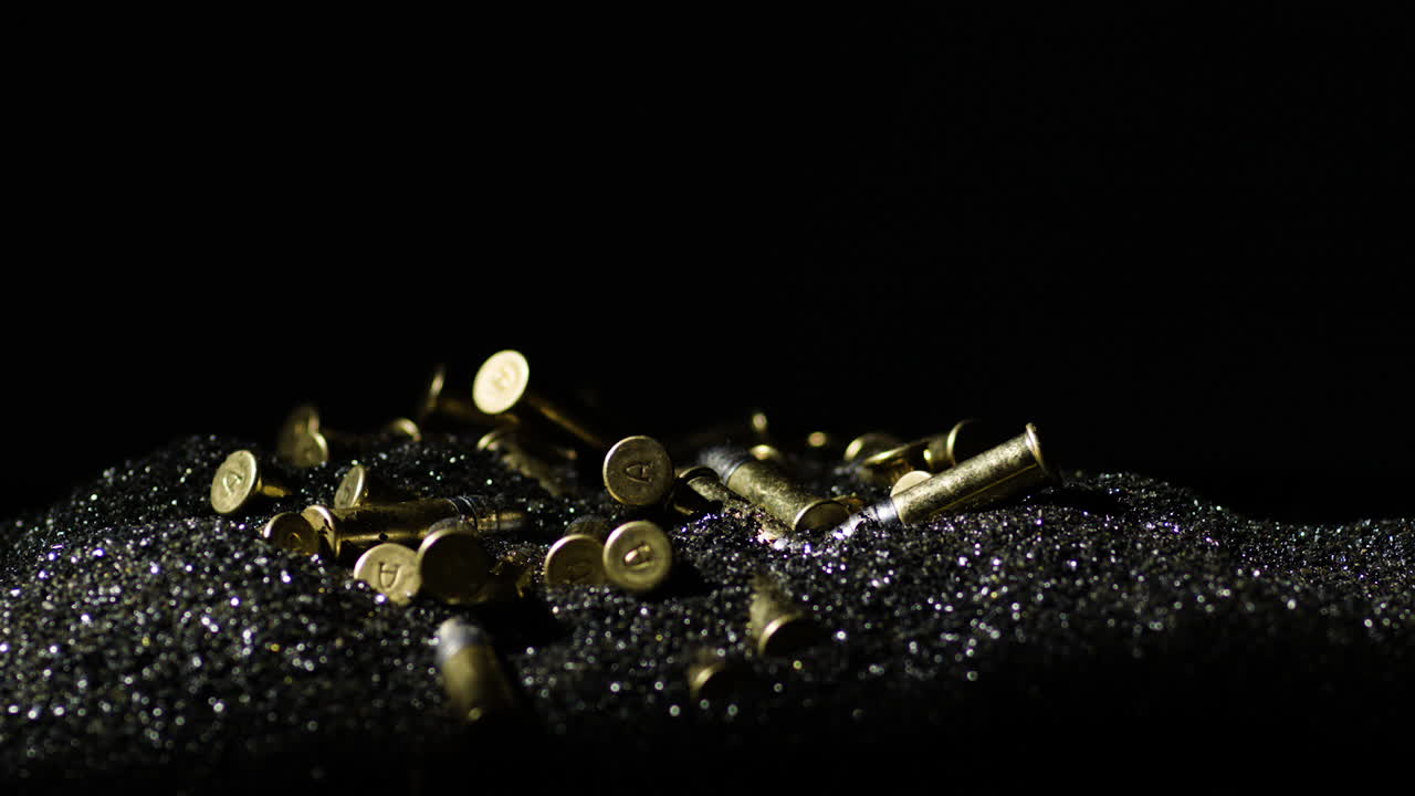 balas con una "a" marcada en la parte inferior apiladas sobre la pólvora