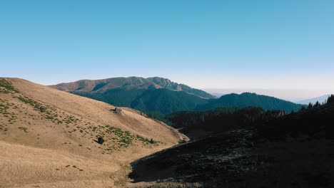 Drohne,-Die-Vorwärts-über-Ein-Bergtal-Fliegt