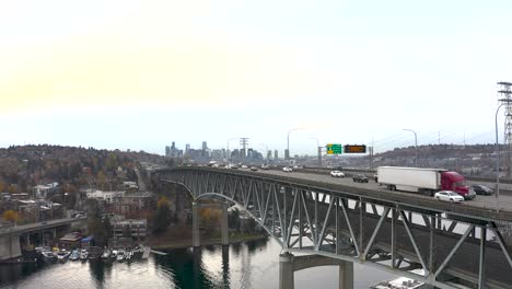 Aufsteigende-Drohnenaufnahme-Des-Verkehrs-Auf-Einer-Brücke-In-Seattle