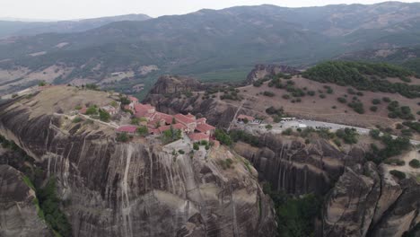 vista aérea del gran monasterio de meteoritos sobre una impresionante formación rocosa